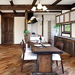 自然に家族が集う温かな木の家