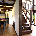 趣味と木の趣きが癒してくれる家